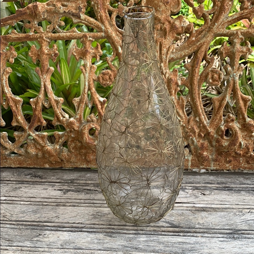 Elegant Glass Vase with Gold Wire Floral Print - Picture 7 of 12